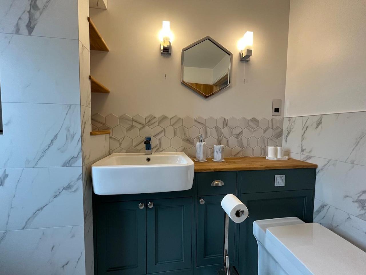 One Jubilee Cottages Shugborough Extérieur photo