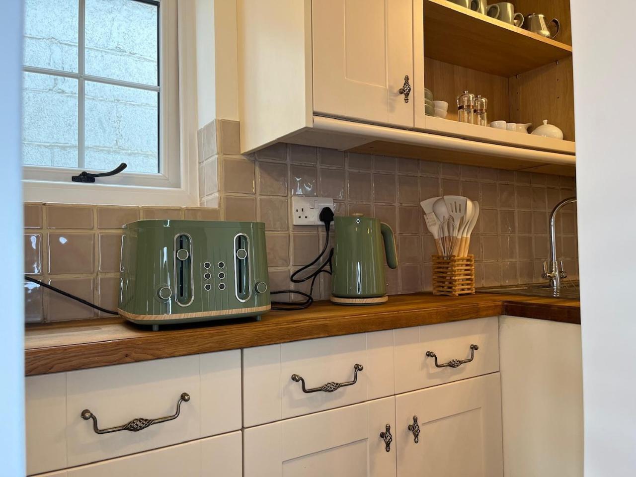 One Jubilee Cottages Shugborough Extérieur photo